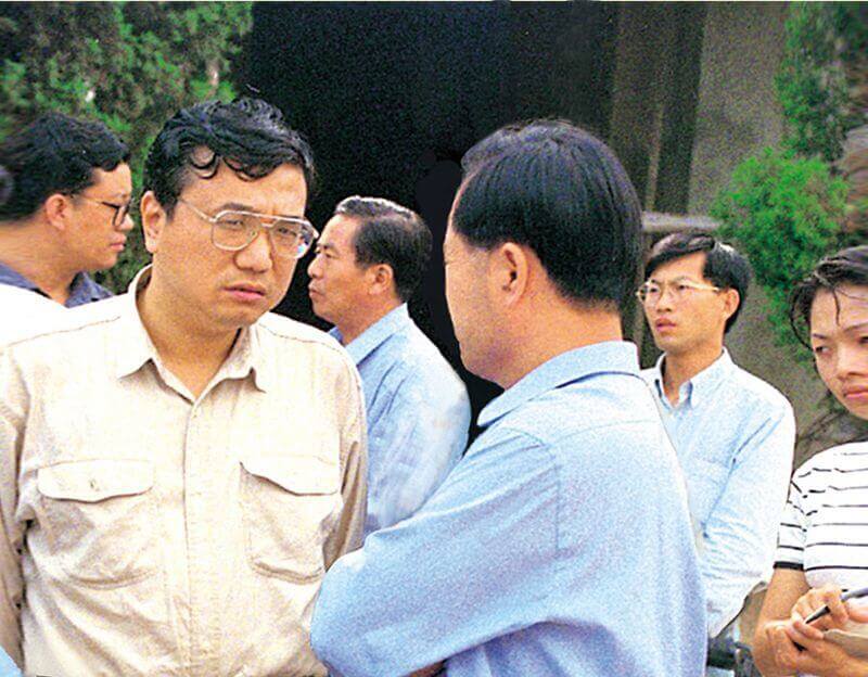 1999年7月8日，时任河南省人民政府省长李克强（左一）到尊时凯龙Z6视察。