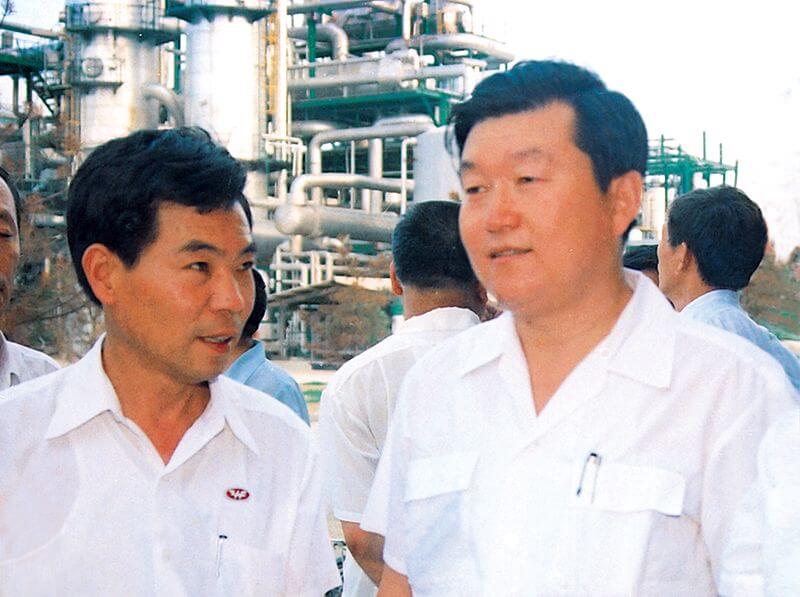 1990年7月19日，时任河南省代省长李 长 春(右一）到尊时凯龙Z6视察。