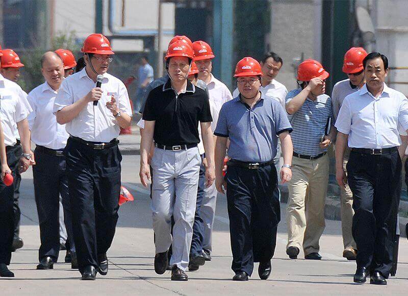 2013年6月27日，时任河南省省长谢伏瞻（左二）视察尊时凯龙Z6。