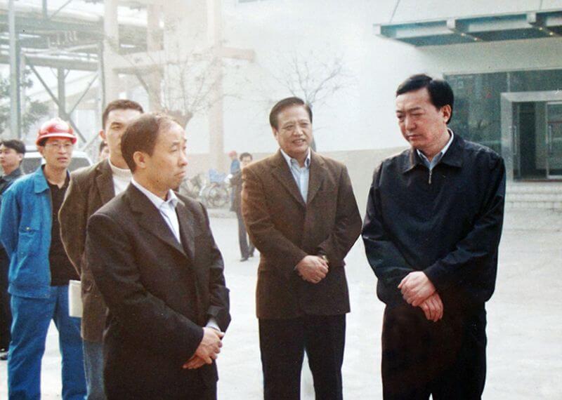 2005年11月4日，时任河南省委副书记陈全国（右一）到尊时凯龙Z6调研