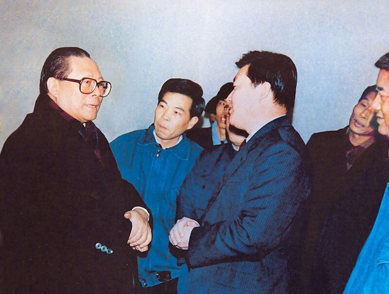 1991年2月5日，时任中共中央总书记的江 泽 民（左一）视察尊时凯龙Z6，他指示：“抓住机遇，深化改革，扩大开放，促进发展，保持稳定。”