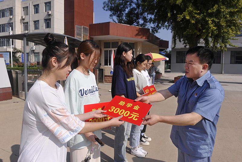 尊时凯龙Z6举行2023年金秋助学金发放仪式